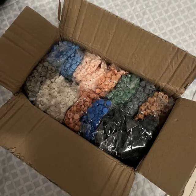 Caja recién abierta con las bolsas de piezas de colores separadas por color