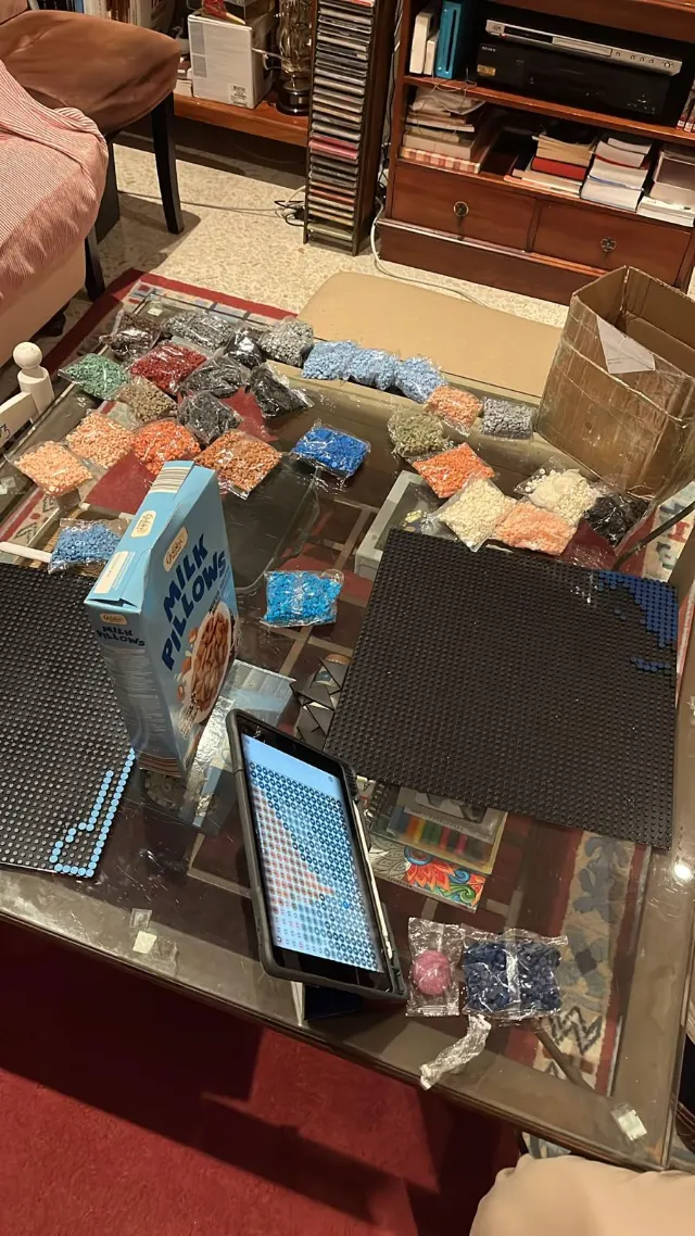 Las primeras piezas colocadas en las placas, con el plano de montaje en una tablet
