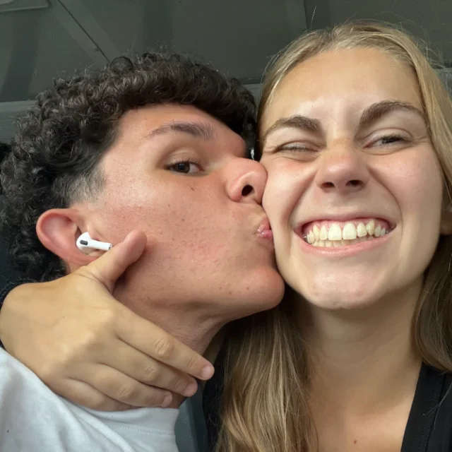Foto original: un chico dando un beso en la mejilla a una chica sonriente