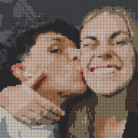 Mosaico de piezas: un chico dando un beso en la mejilla a una chica sonriente