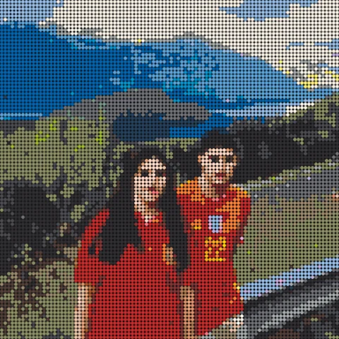 Mosaico de piezas: una chica y un chico con camisetas rojas delante de un lago entre montañas