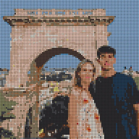 Mosaico de piezas: una madre y su hijo abrazados delante de un arco de piedra